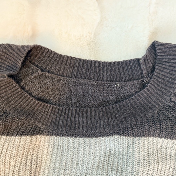 Light weight gray and black womans stripped sweater - Picture 4 of 5